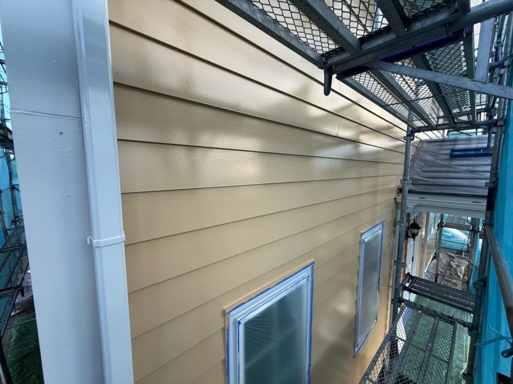 外壁：中塗り（完了）<br />
（色：21-70H、ニットコウ色）